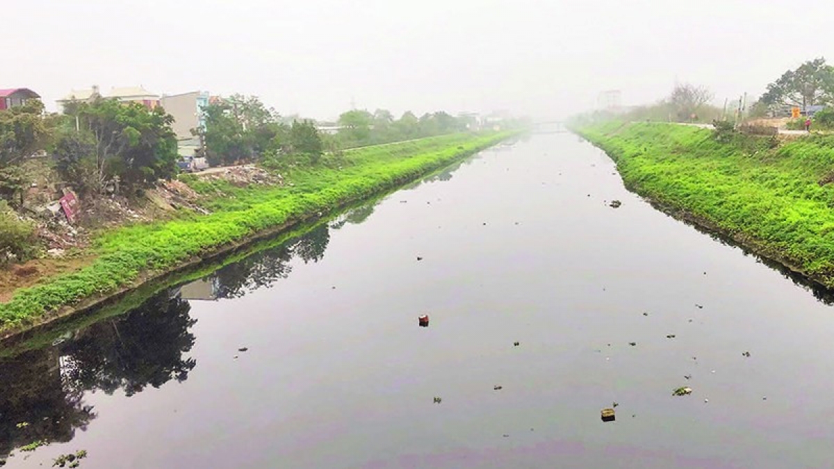 Nước sông Nhuệ đoạn chảy qua xã Thường Tín, Hà Nội bị ô nhiễm trầm trọng - Ảnh: Báo nhandan.vn