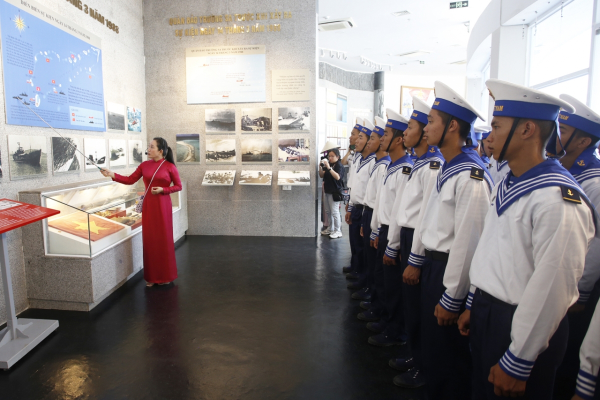 Cán bộ đoàn viên tham quan tại Khu tưởng niệm chiến sĩ Gạc Ma (Ảnh: CTV)