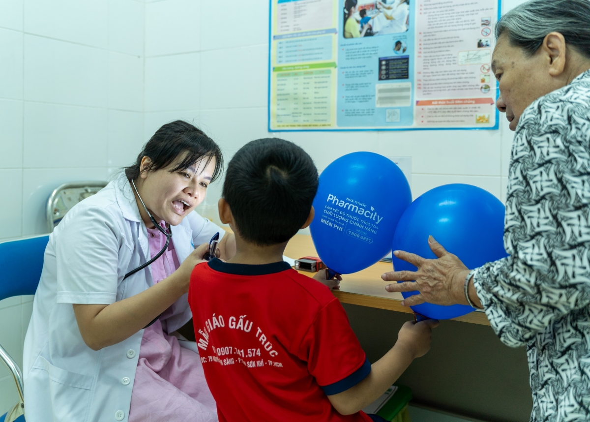 Trẻ em, học sinh được kiểm tra sức khỏe tổng quát, đánh giá tình trạng dinh dưỡng (Ảnh: BTC)