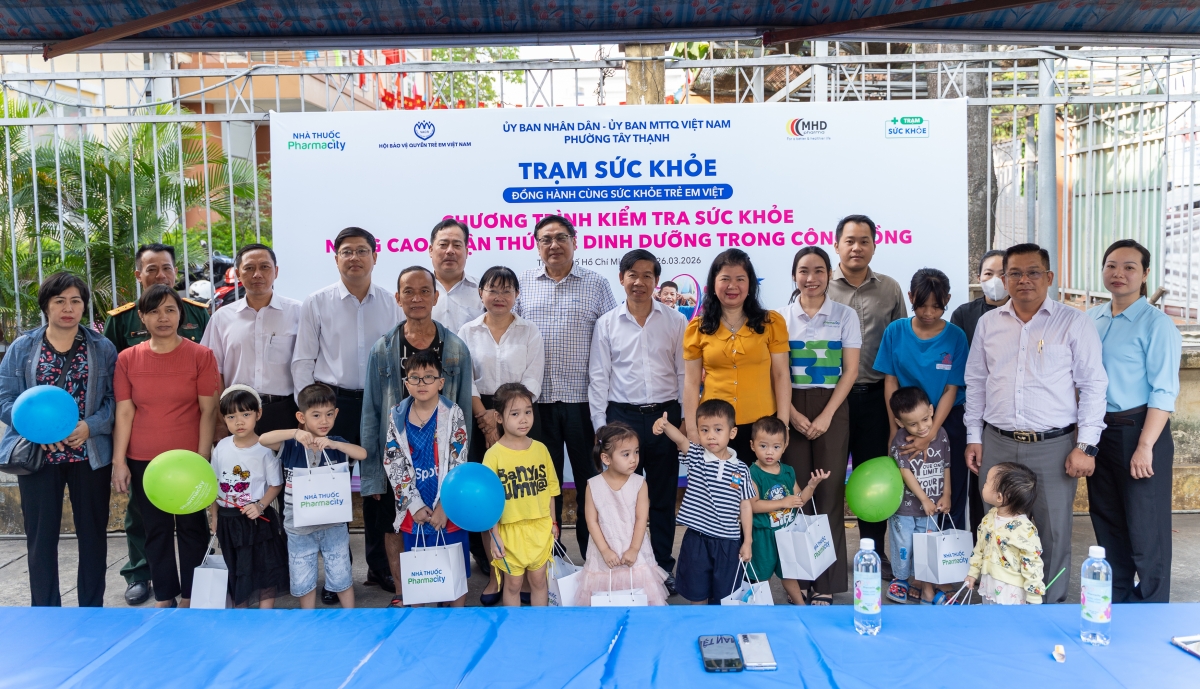 Trao quà tặng trẻ em tại chương trình. Ảnh: BTC