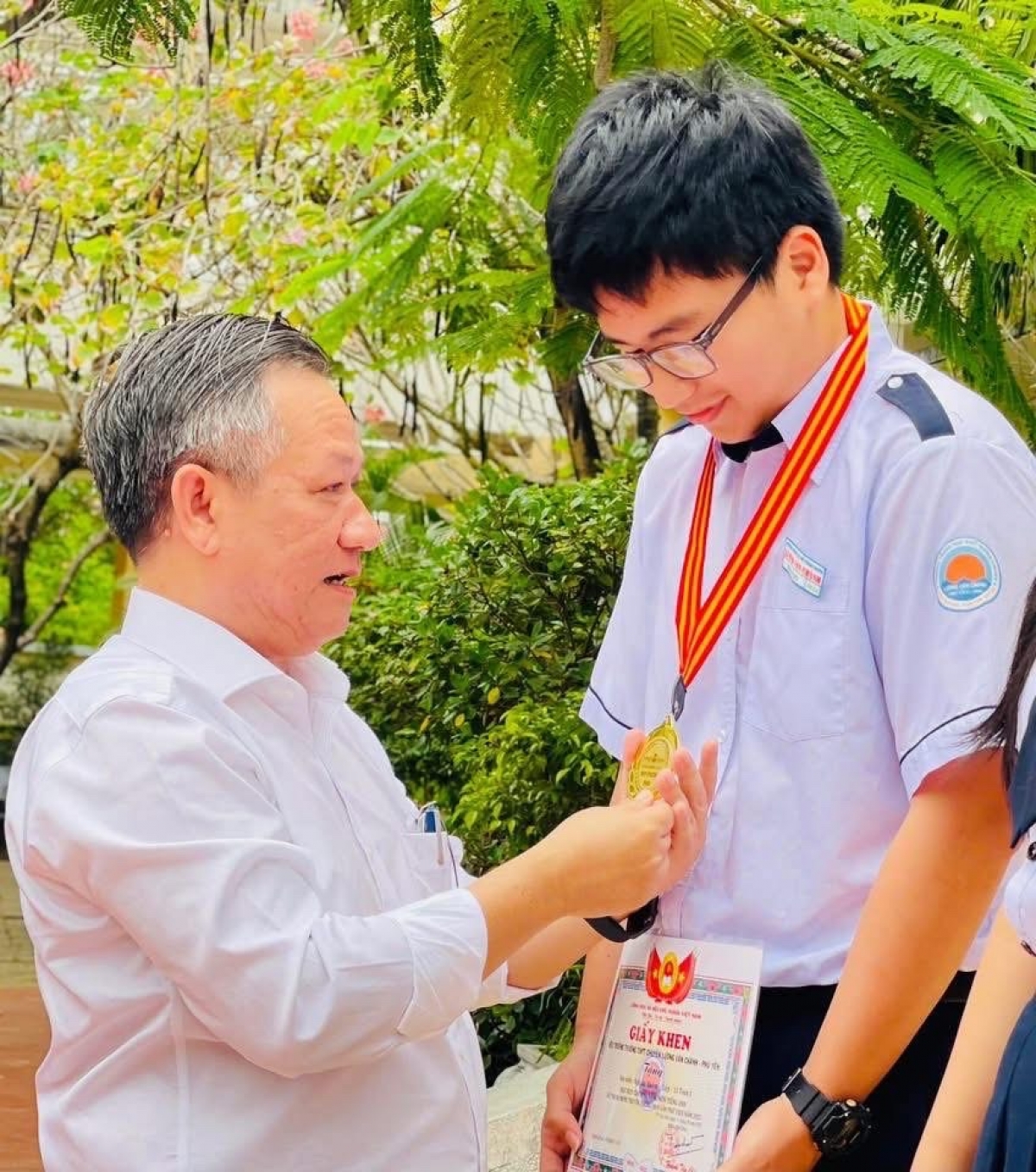 Thầy Huỳnh Tấn Châu, Hiệu trường Trường THPT chuyên Lương Văn Chánh và cậu học trò Ngô Gia Khiêm (Ảnh : Thầy Huỳnh Tấn Châu)