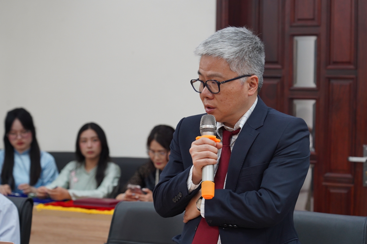 GS. TSKH Ngô Bảo Châu phát biểu tại lễ ký kết ( Ảnh: HUS)