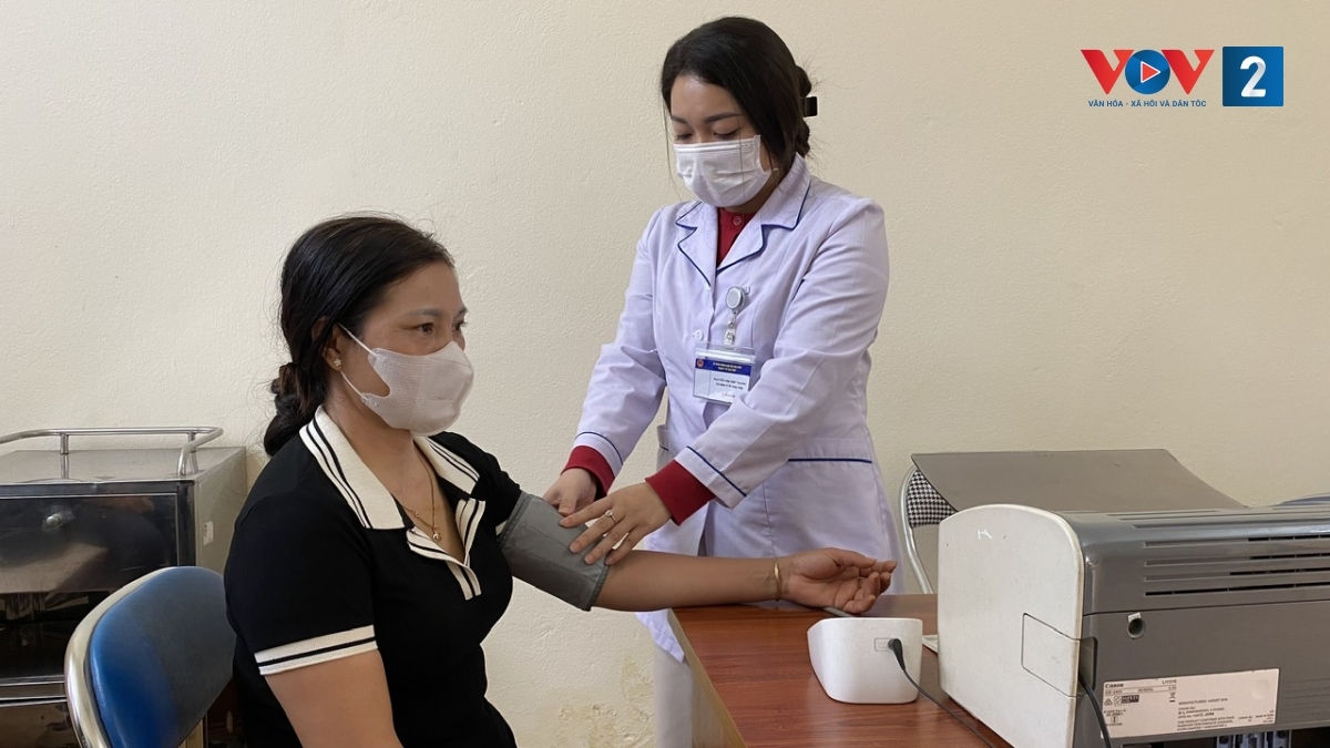 Chị Nguyễn Thị Như Trang đo huyết áp cho người dân khi đến khám tại trạm y tế
