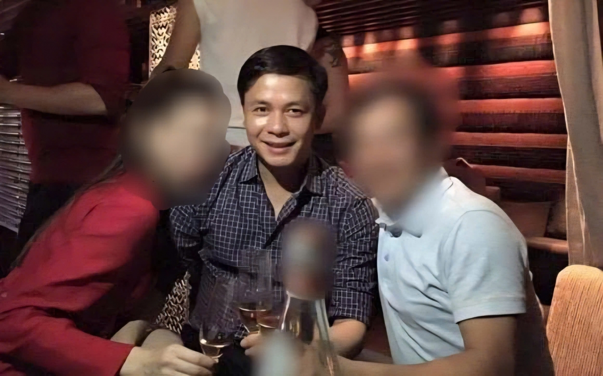 Chu Đăng Khoa (ngồi giữa) được gọi là “đại gia kim cương” ở Việt Nam
(Ảnh KT )