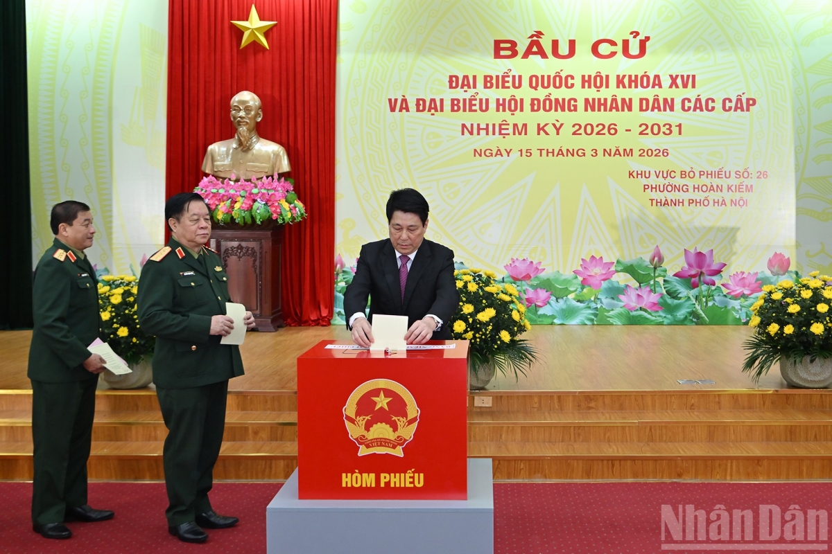 Chủ tịch nước Lương Cường bỏ phiếu tại khu vực bỏ phiếu số 26 phường Hoàn Kiếm, TP Hà Nội