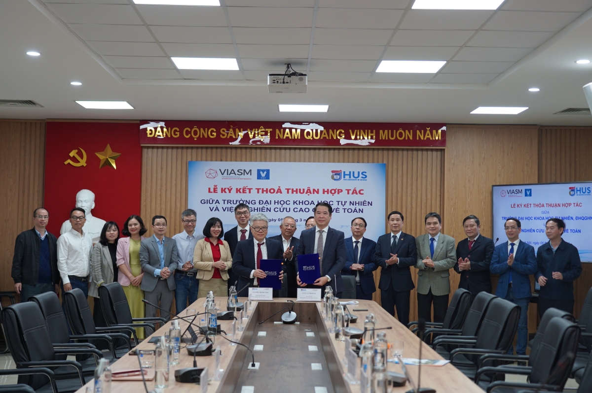 GS Ngô Bảo Châu  GĐ Khoa học VIASM và GS .TS. Lê Thanh Sơn – Hiệu trưởng Trường ĐHKHTN ký thỏa thuận hợp tác đào tạo bậc tiến sỹ ngành toán  (Ảnh: HUS)