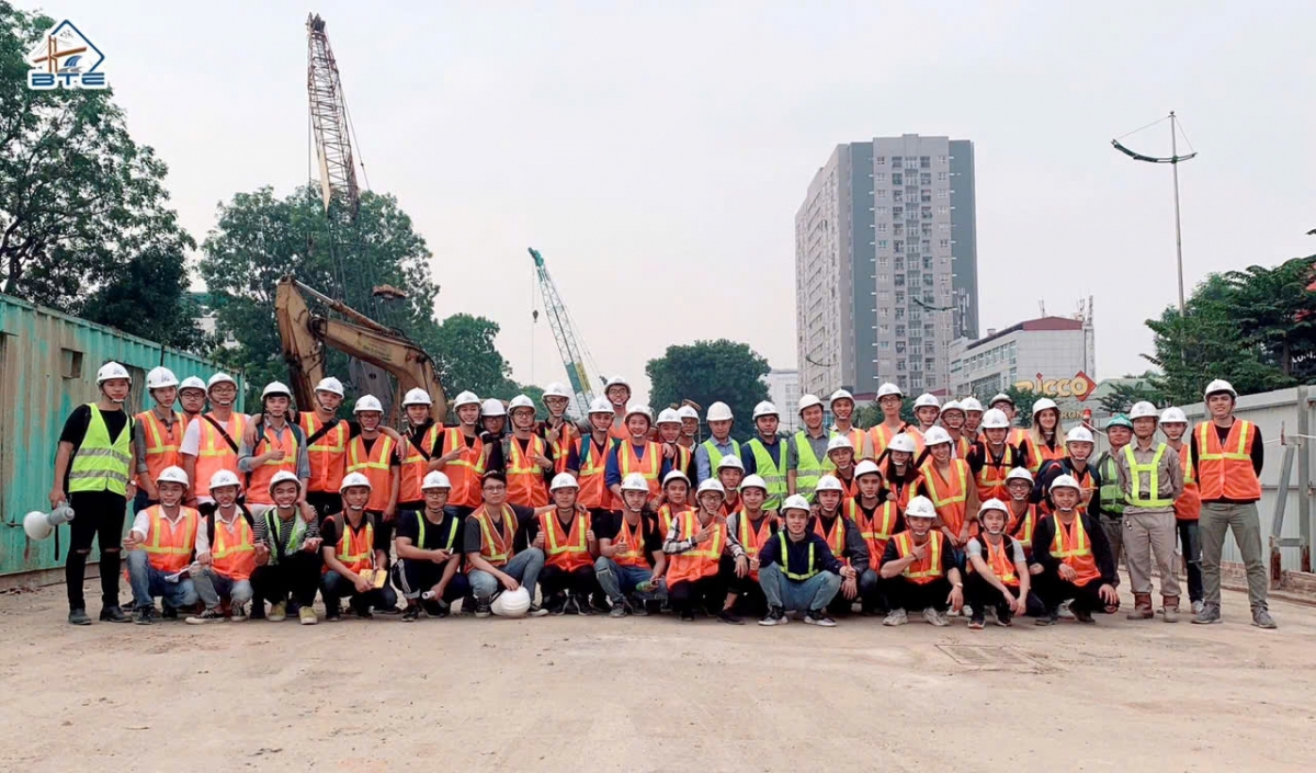 Sinh viên khoa Công trình trường ĐH Giao thông vận tải đi thực tế (Ảnh: ĐHGTVT)