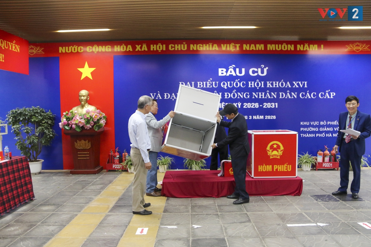 Trước khi bắt đầu bỏ phiếu, Tổ bầu cử tiến hành mở hòm phiếu chính và hòm phiếu phụ công khai trước sự chứng kiến của đông đảo cử tri, đảm bảo bên trong hòm hoàn toàn trống rỗng.