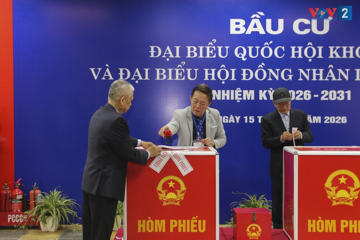 Hòm phiếu sau đó được đóng kín và dán tem niêm phong có đóng dấu đỏ của Ban bầu cử nhằm đảm bảo tính minh bạch, công khai tuyệt đối trong suốt quá trình diễn ra bỏ phiếu.