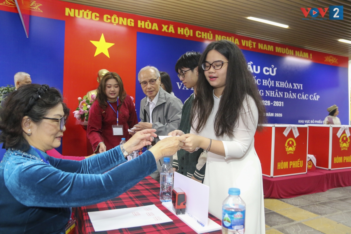 Cử tri trẻ Nguyễn Văn Xuân (sinh năm 2008, 18 tuổi) không giấu được sự vui mừng và hồi hộp trong lần đầu tiên tham gia bầu cử đại biểu Quốc hội và HĐND các cấp. "Em mong muốn sẽ bầu ra những người đủ đức đủ tài để xây dựng đất nước giàu mạnh hơn."