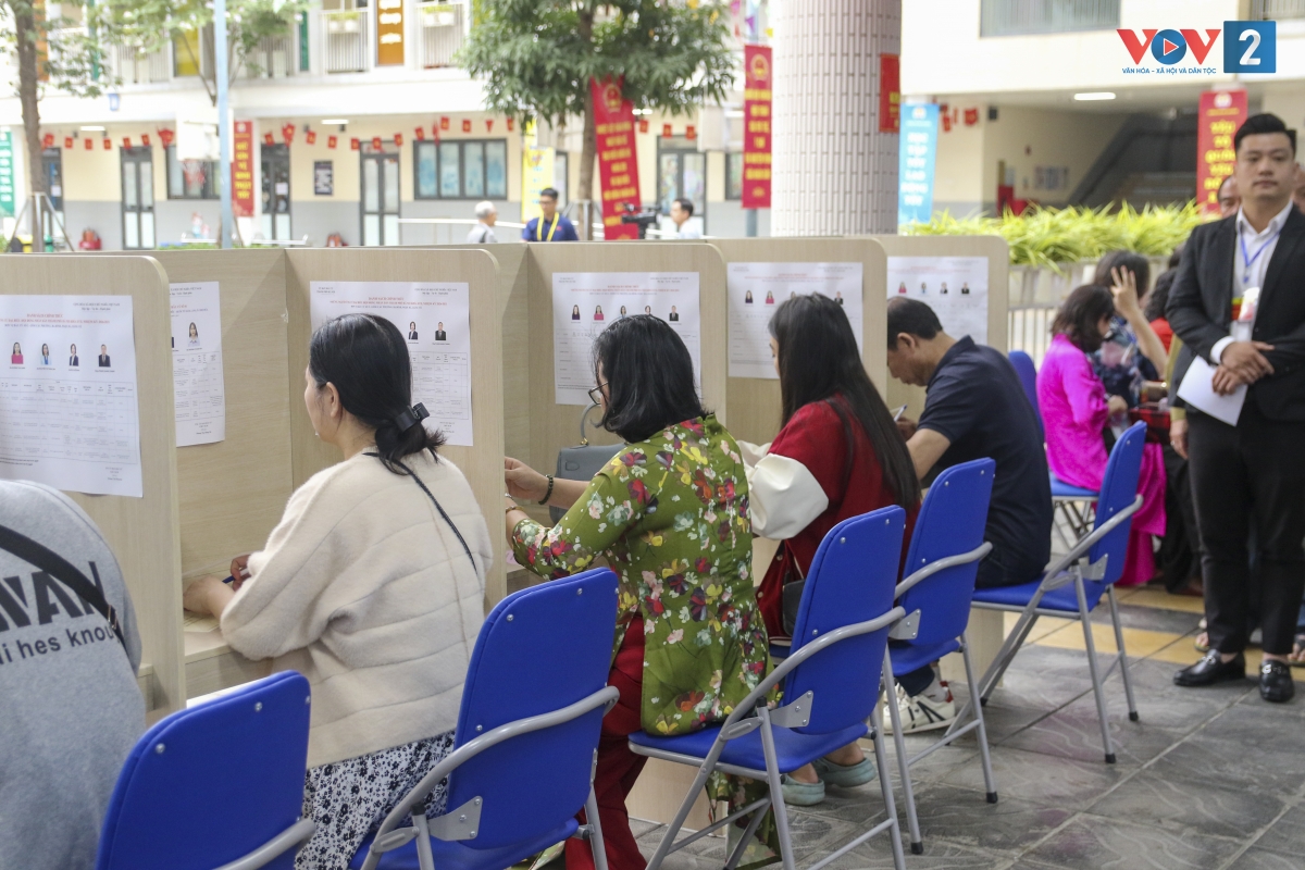 Cử tri tiến hành gạch phiếu trong khu vực buồng kín. Theo luật định, việc ghi phiếu bầu phải đảm bảo nguyên tắc bí mật, không ai được xem nội dung phiếu của cử tri, kể cả thành viên Tổ bầu cử.