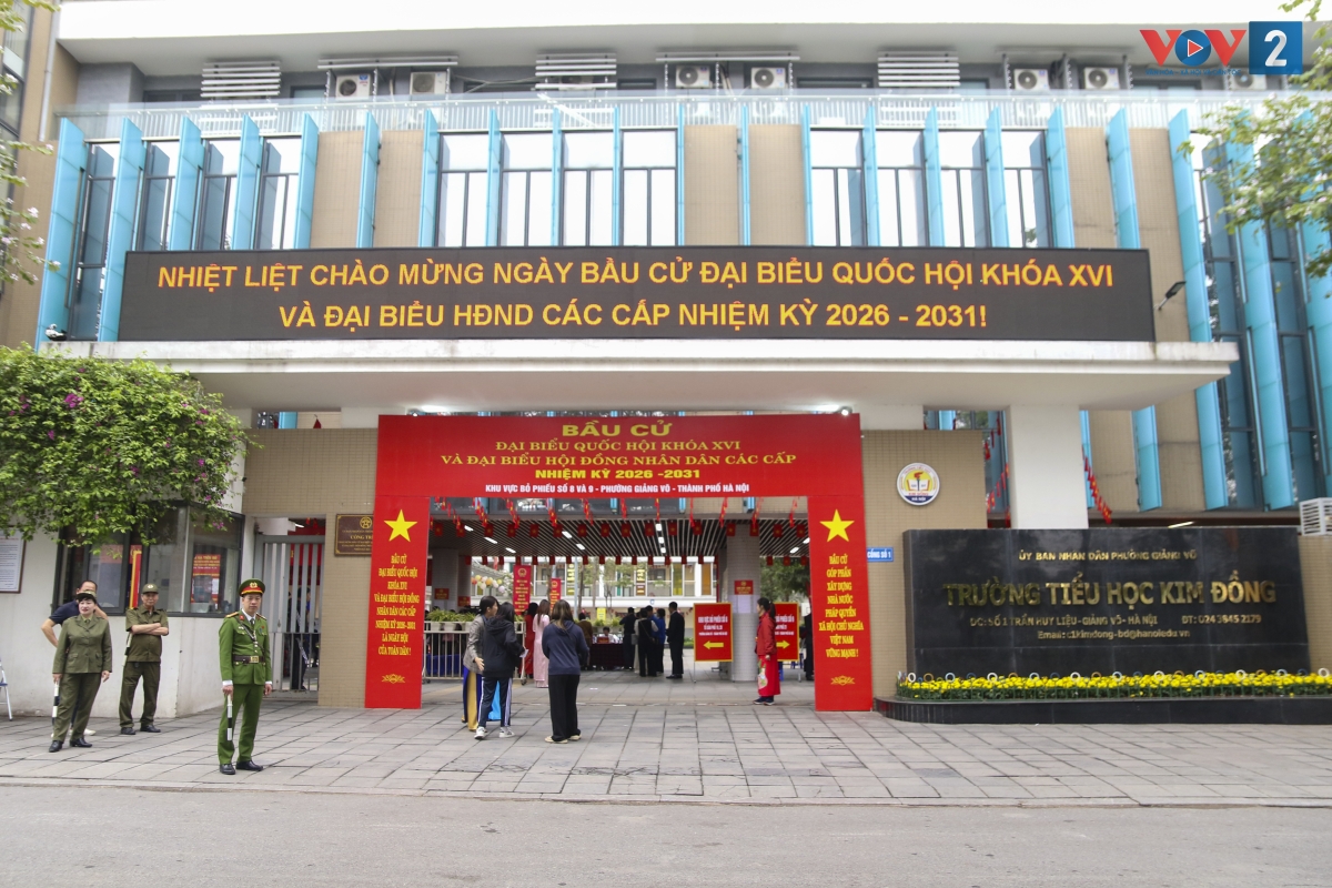 Ghi nhận của phóng viên VOV2, tại Khu vực bỏ phiếu số 8 và số 9, phường Giảng Võ (Hà Nội) công tác tổ chức diễn ra trang trọng, minh bạch, ghi nhận sự tham gia đầy trách nhiệm của các đồng chí lãnh đạo, cùng đông đảo các thế hệ cử tri từ những bậc cao niên đến các bạn trẻ lần đầu cầm lá phiếu.