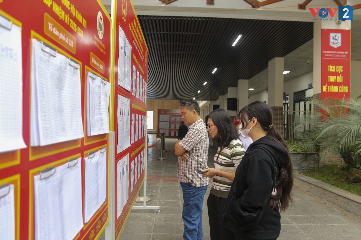 Nhiều cử tri nán lại khu vực bảng niêm yết tiểu sử người ứng cử để nghiên cứu kỹ lưỡng thêm một lần nữa. Đây là cơ sở quan trọng để người dân "chọn mặt gửi vàng", tìm ra những đại biểu đủ đức, đủ tài.