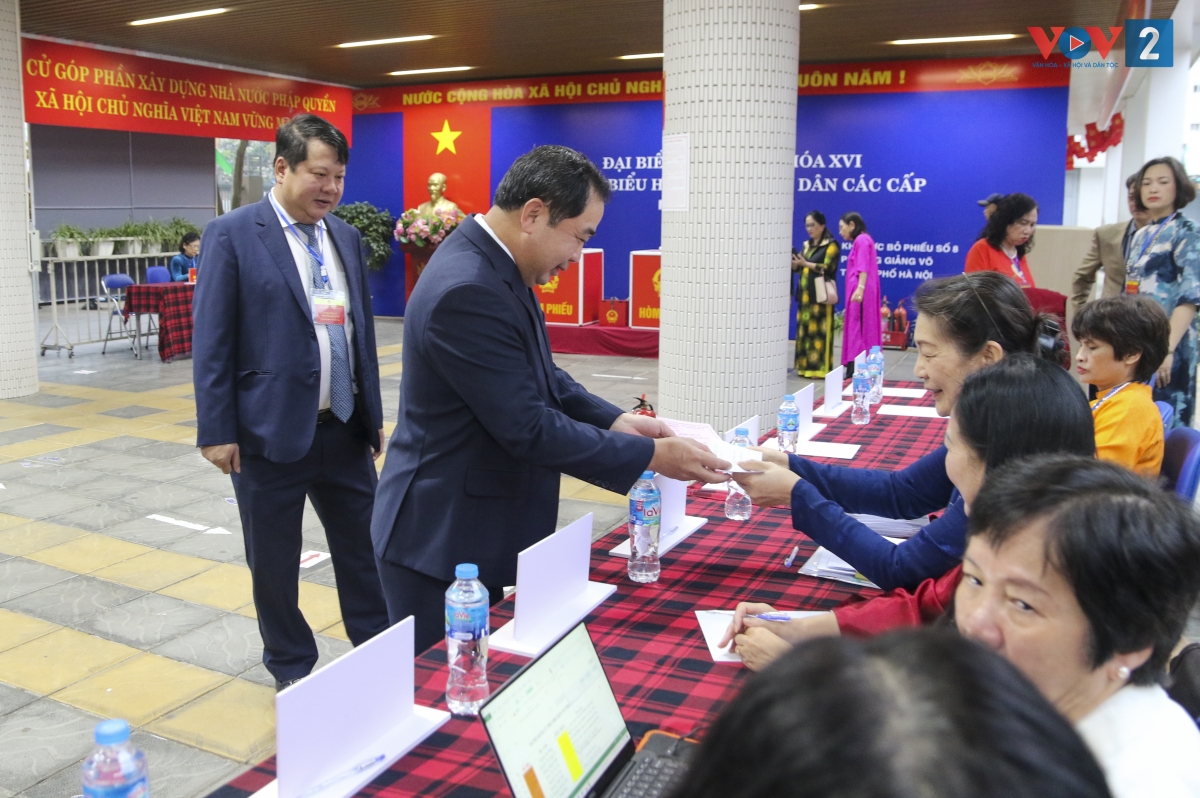 Đồng chí Trần Đức Thắng - Ủy viên Bộ Chính trị, Bộ trưởng Bộ Nông nghiệp và Môi trường đã đến Khu vực bầu cử số 8 và số 9, phường Giảng Võ (Hà Nội) để cùng nhân dân địa phương tham gia bỏ phiếu, thực hiện quyền và nghĩa vụ công dân thiêng liêng.