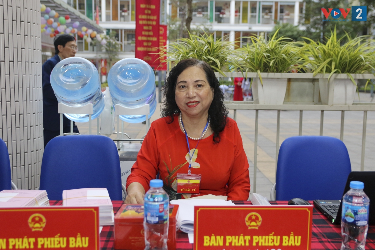 Tại bàn đón tiếp, bà Nguyễn Thị Cúc (69 tuổi, thành viên Tổ bầu cử) đảm nhận nhiệm vụ quan trọng: tích danh sách và đánh dấu những cử tri đã đến tham gia bỏ phiếu. "Nhiệm vụ của tôi là phải tích cho chính xác để những người chưa bầu cử sẽ tiếp tục được vận động đi bầu cho đủ, không để sót một ai."