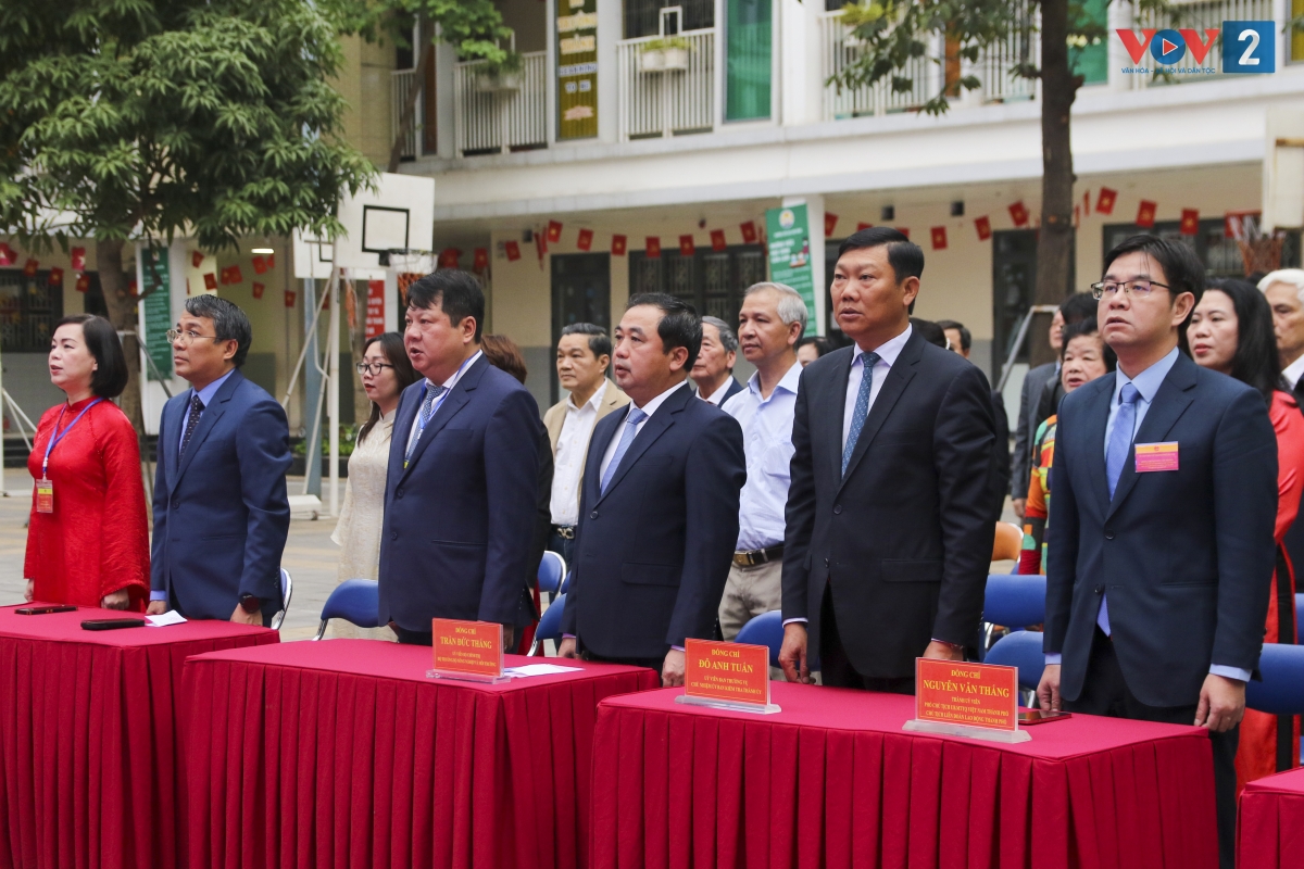 Đúng 7h00, Lễ khai mạc cuộc bầu cử đại biểu Quốc hội khóa XVI và HĐND các cấp nhiệm kỳ 2026-2031 chính thức diễn ra với nghi thức chào cờ thiêng liêng và trang trọng.