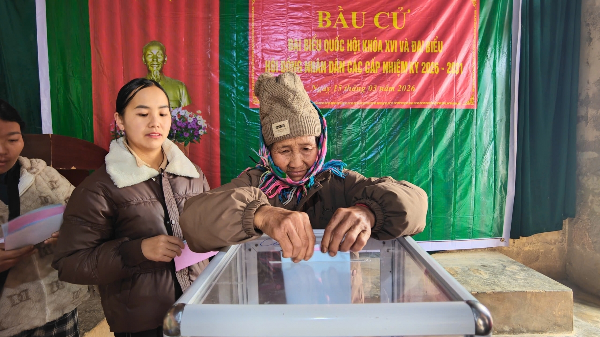 Cử tri cao tuổi bản Cửa Rừng hăng hái đi bỏ phiếu (Ảnh: CTV)