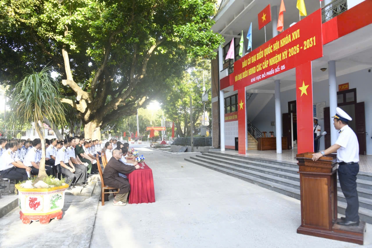 Cử tri đảo Nam Yết nghe phổ biến các quy định, nội quy bỏ phiếu (Ảnh: CTV)