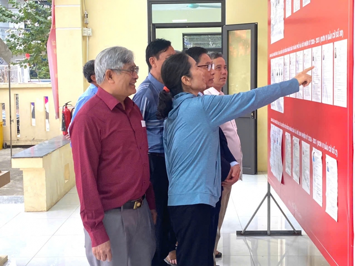 Các cử tri nghiên cứu danh sách các ứng cử viên trước khi bỏ phiếu. (Ảnh Internet)