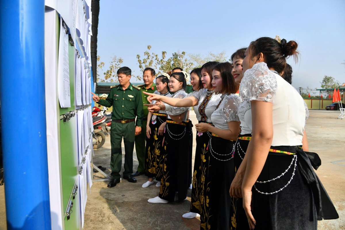 Quân dân vùng biên giới Đắc Lắc tìm hiểu danh sách các đại biểu ứng cử (Ảnh: CTV)