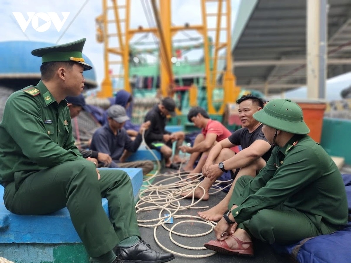 Cán bộ, chiến sĩ Đồn Biên phòng Sơn Trà, Đà Nẵng tuyên truyền ngư dân tại cảng cá Thọ Quang
về ngày bầu cử