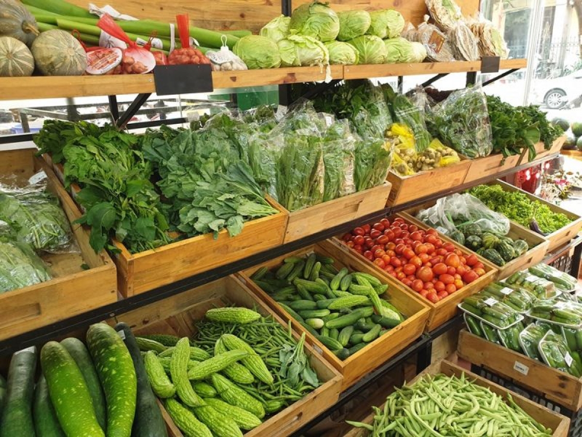 Một cừa hàng bán các loại rau củ quả được gắn mác VietGap