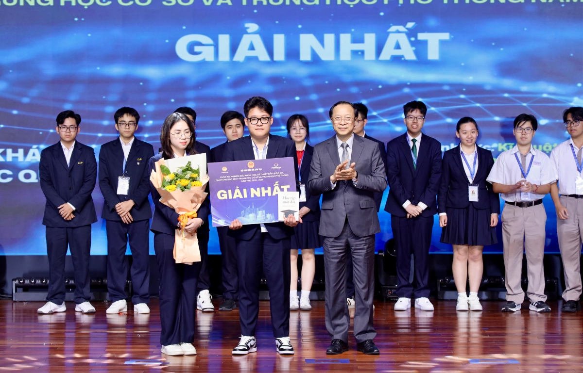 Thứ trưởng thường trực Bộ Giáo dục và Đào tạo Phạm Ngọc Thưởng trao giải cho thí sinh đoạt giải Nhất (Ảnh: BTC)