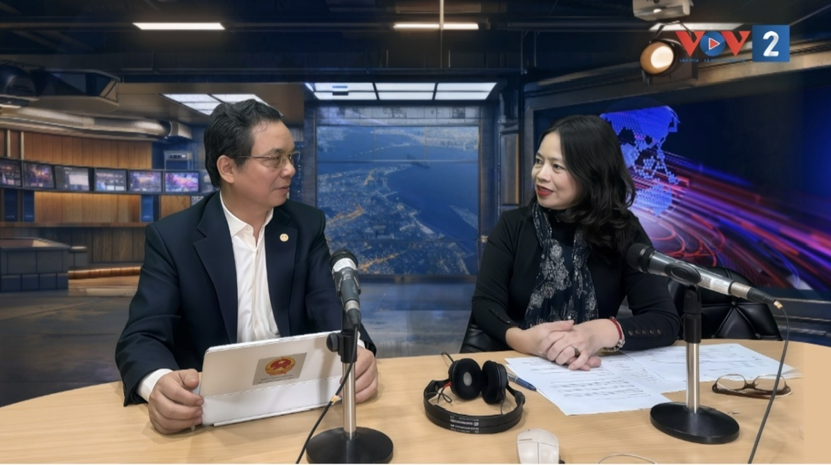 Giáo sư, Tiến sĩ Hoàng Văn Cường, Phó Chủ tịch Hội đồng Giáo sư Nhà nước, Đại biểu Quốc hội khóa XIV, khóa XV trao đổi với phóng viên  Thu Lương  tại phòng thu của Đài Tiếng nói Việt Nam