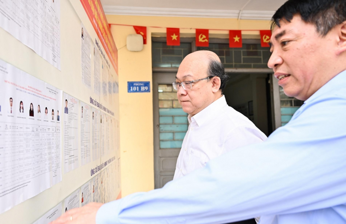 Lãnh đạo Đại học Bách khoa Hà Nội kiểm tra công tác chuẩn bị bầu cử tại khu vực bỏ phiếu ký túc xá (Ảnh: Hust)