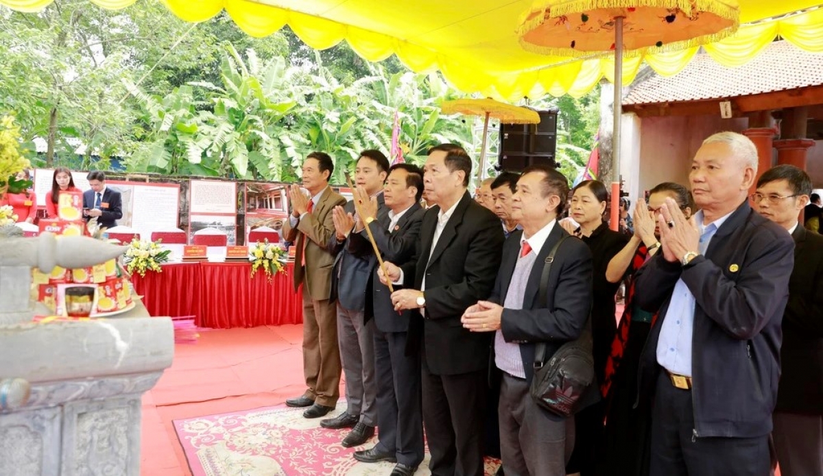 Con cháu dòng họ Đỗ (Đậu) dâng hương tưởng nhớ bậc tiền nhân tại lễ kỷ niệm 695 năm ngày mất của danh nhân Đỗ Khắc Chung. Ảnh: TTXVN