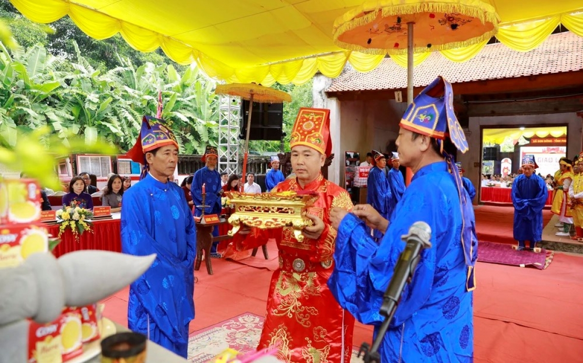 Ban Tế lễ xã Sơn Đông dâng hương tại đền thờ vị Thành hoàng làng Quan Tử Đỗ Khắc Chung trong lễ kỷ niệm 695 năm ngày mất của ông. Ảnh: TTXVN