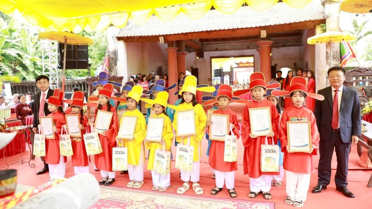 Hàng năm học sinh xã Sơn Đông, Phú Thọ được trao thưởng và ôn lại truyền thống hiếu học tại đền thờ Thầy giáo Đỗ Khắc Chung. Ảnh: TTXVN