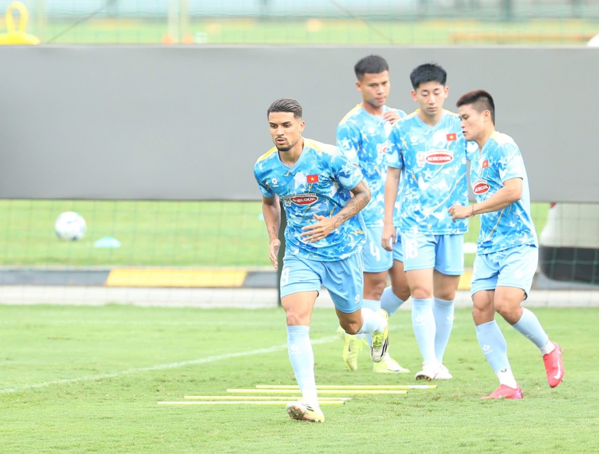 HLV Kim Sang Sik đang có nguồn nhân sự rất đa dạng (Ảnh: VFF)