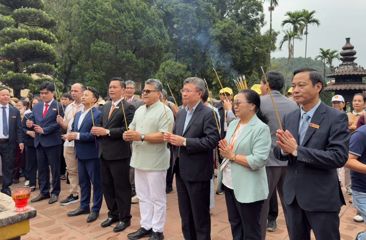 Đoàn đại biểu dâng hương tại chùa Thiên Trù. Ảnh: BTC