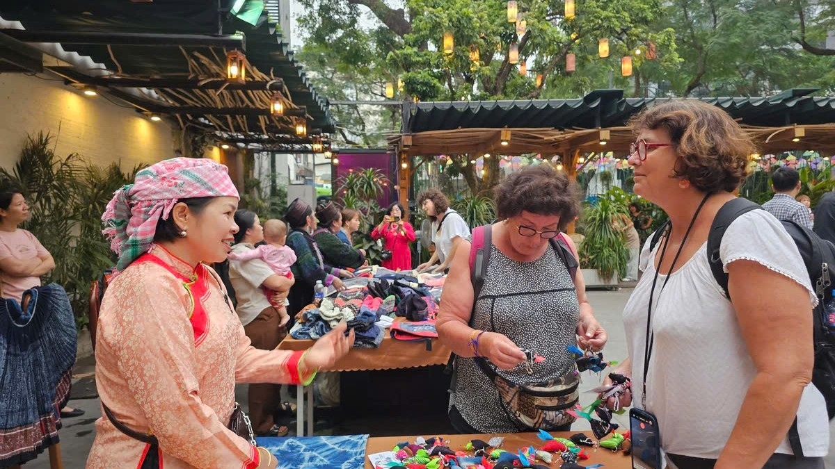 Du khách tham quan tại triển lãm "Gieo xanh nơi đỉnh mây". Ảnh: phunuvietnam.vn