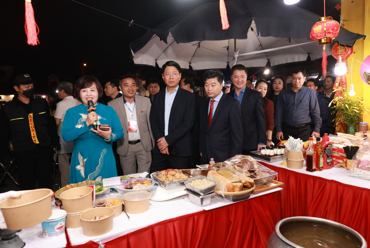 Nghệ nhân Lê Thị Thiết giới thiệu về Phở với các đại biểu dự lễ khai mạc. Ảnh: BTC