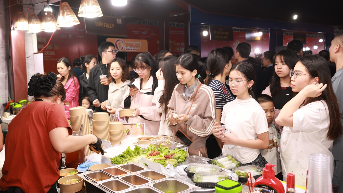 Nhân dân và du khách chờ để thưởng thức phở. Ảnh: BTC