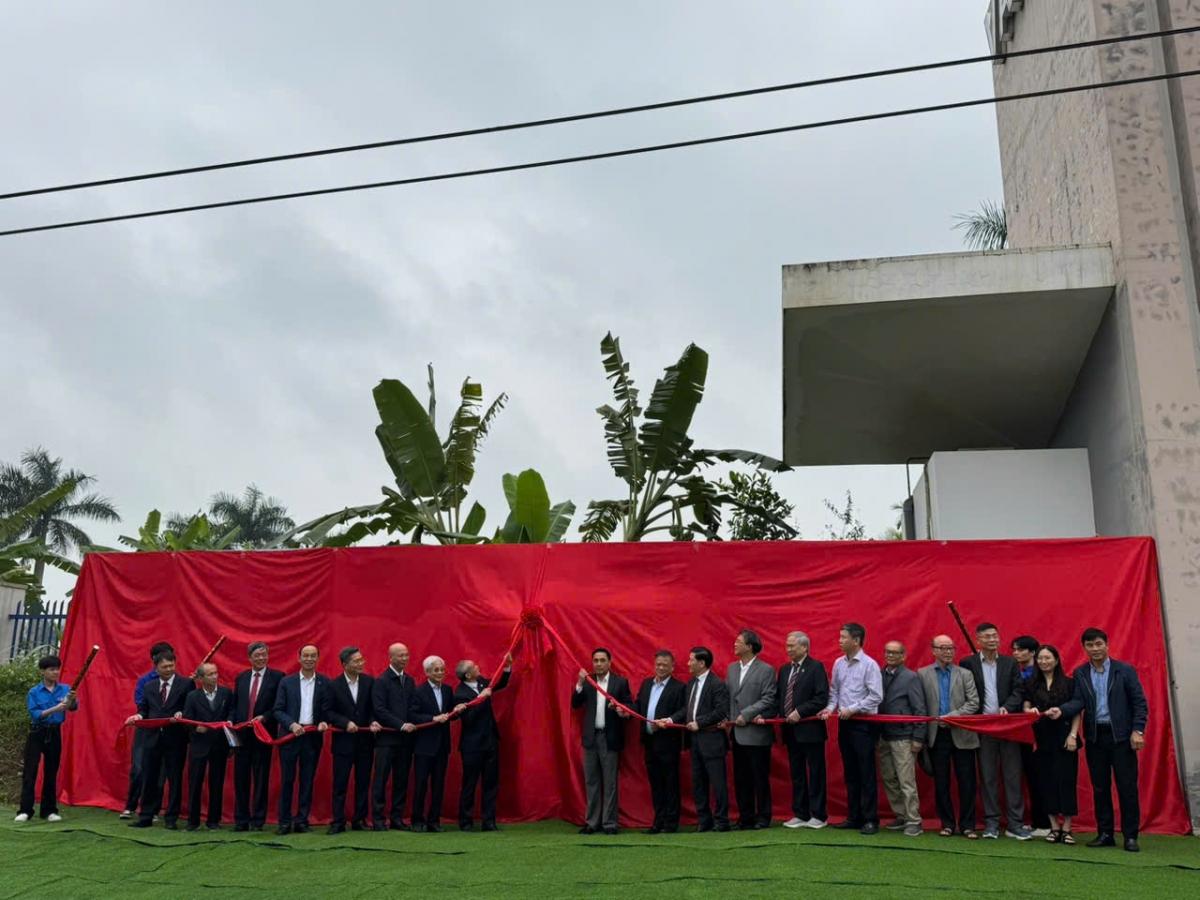 Các đại biểu kéo băng gắn biển hiệu Trường Đại học Thủy Lợi tại địa điểm Hòa Lạc
(Ảnh: Thu Lương)