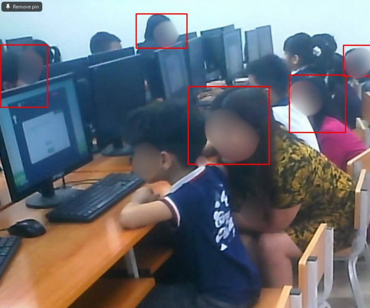 Giám thị nhắc bài ra vào khu vực thi, nhắc bài, hỗ trợ thí sinh làm bài thi (Ảnh: Ban tổ chức Đấu trường VioEdu)