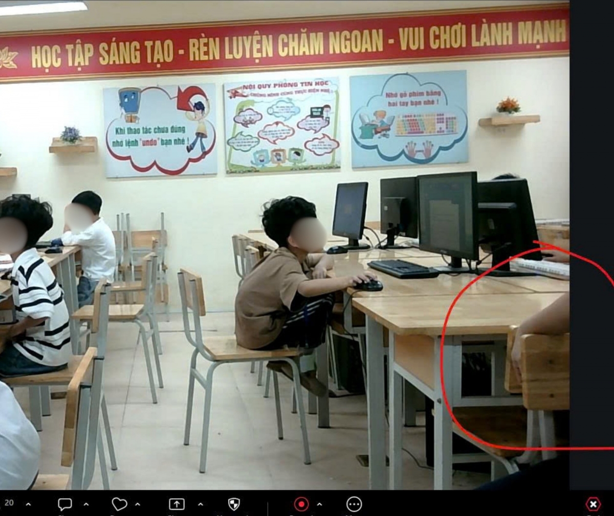 Hành vi tạo góc khuất để can thiệp bài thi (Ảnh: Ban tổ chức Đấu trường VioEdu)