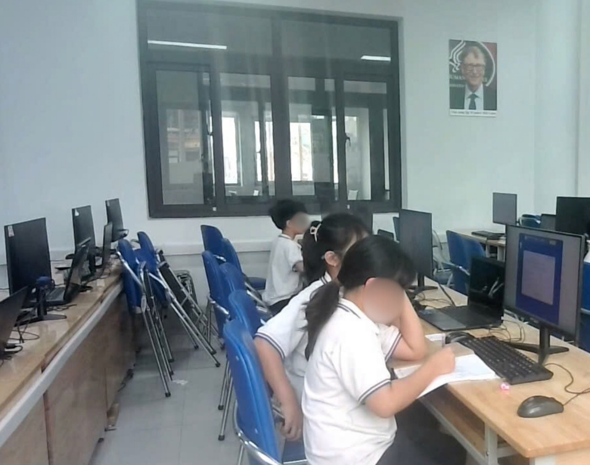 Thí sinh trao đổi, nhắc bài nhau (Ảnh: Ban tổ chức Đấu trường VioEdu)