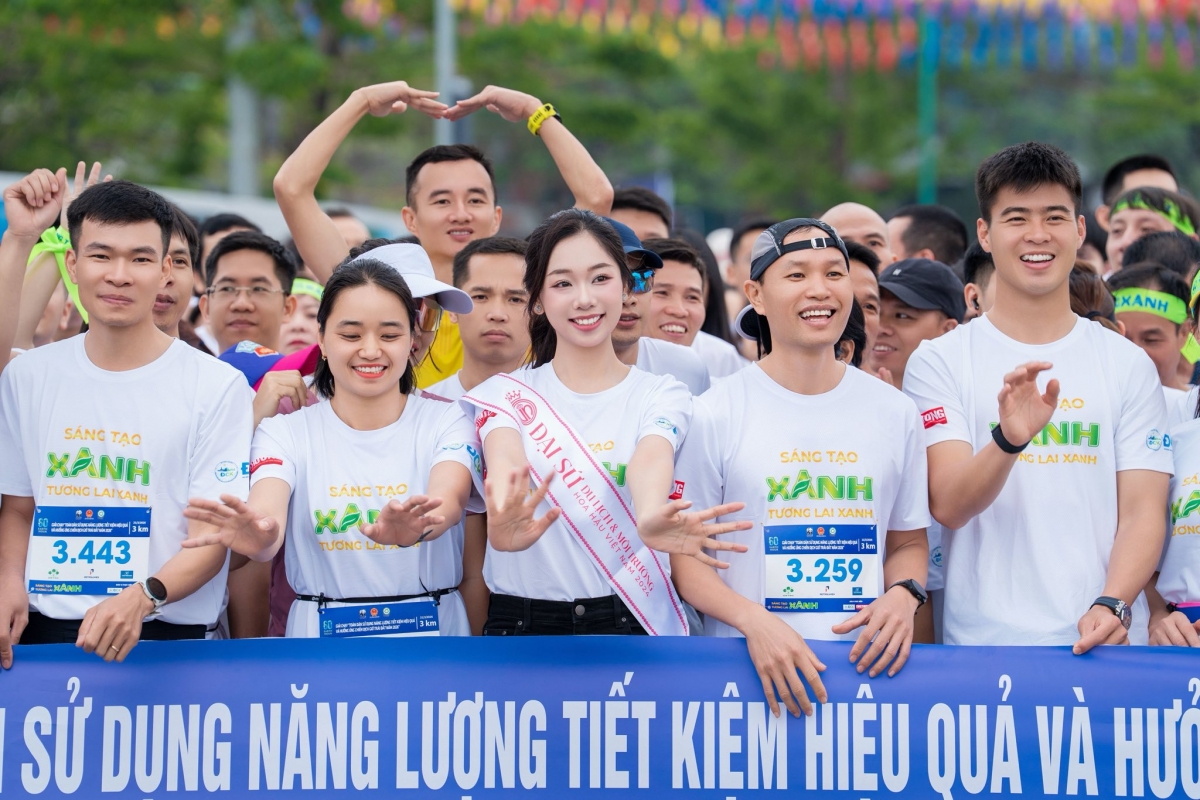 Đại sứ Du lịch và Môi trường - Top 5 Hoa hậu Việt Nam 2024 Phạm Thùy Dương (người đứng giữa) tại Lễ phát động và Giải chạy “Toàn dân sử dụng năng lượng tiết kiệm hiệu quả và hưởng ứng Chiến dịch Giờ trái đất năm 2026” - Ảnh nhân vật cung cấp