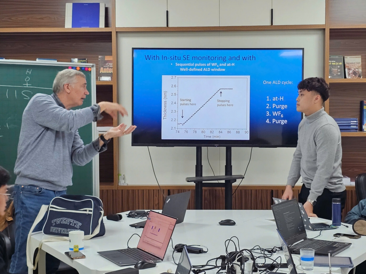 Các học viên của chương trình V-STT được nghe ông Tom Aarnink, Kỹ sư trưởng tại Phòng thí nghiệm Nano thuộc Đại học Kỹ thuật Twente, Hà Lan trình bày bài giảng về công nghệ Lắng đọng Đơn lớp Nguyên tử (ALD) - Ảnh UET