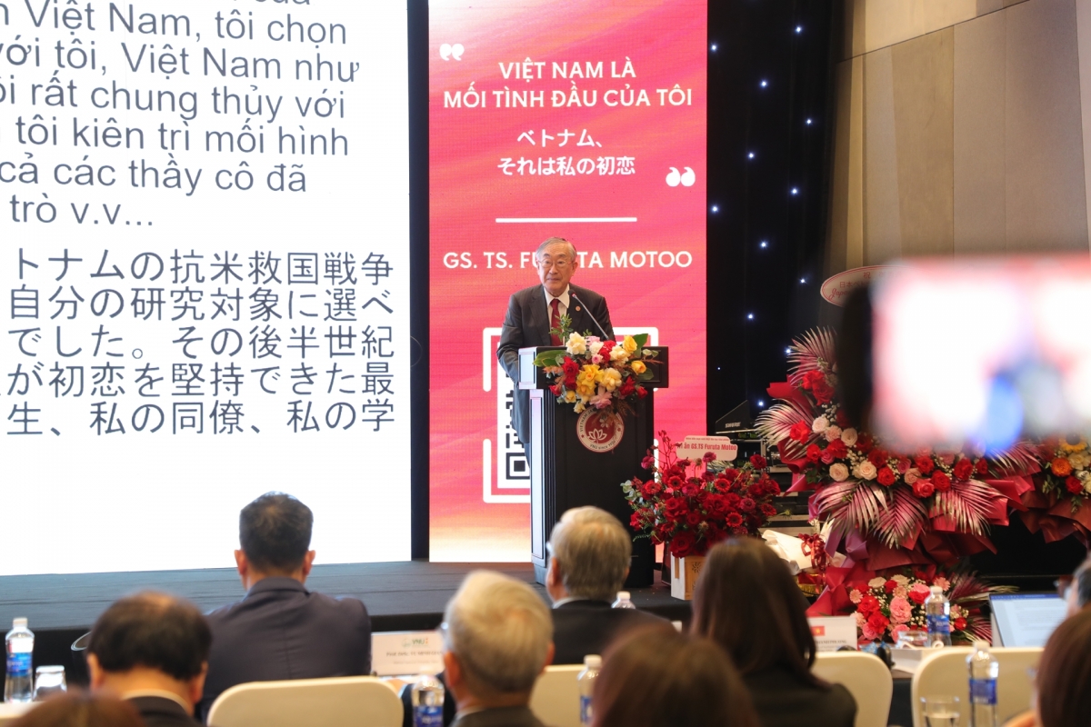 GS. Furuta Motoo phát biểu tại buổi lễ ( Ảnh VNU )