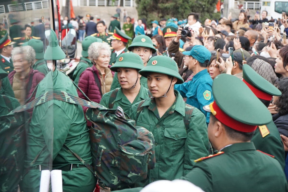 Không khí nô nức lên đường tại các điểm ra quân (Ảnh: Thế Đại)