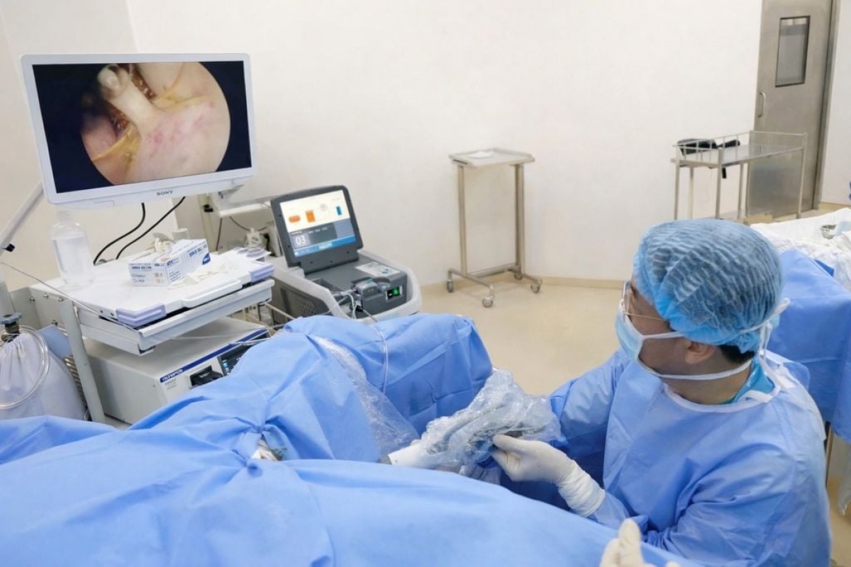 BS thực hiện phẫu thuật nội soi điều trị tuyến tiền liệt bằng nhiệt hơi nước (Rezum). (Ảnh Internet)