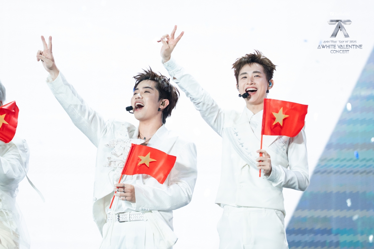Các Anh Trai xuất hiện trên sân khấu, tay cầm lá cờ đỏ sao vàng