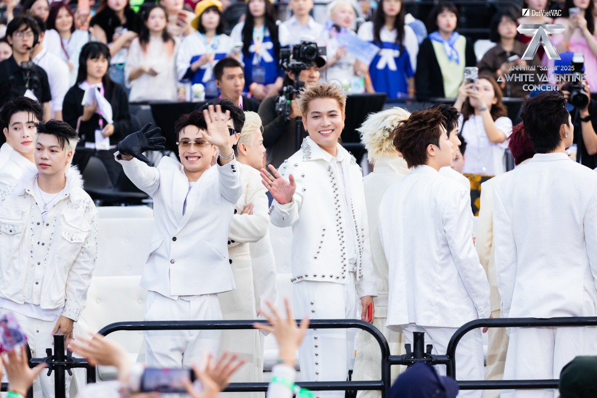 Các anh trai trong trang phục trắng