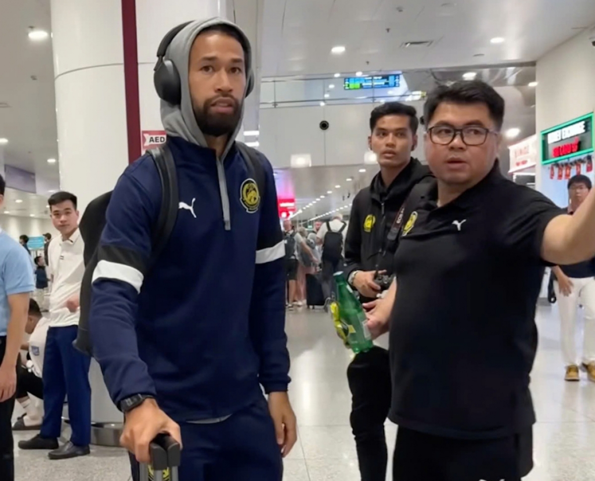 Các cầu thủ Malaysia tại sân bay Quốc tế Nội Bài (Hà Nội) (Ảnh VFF)