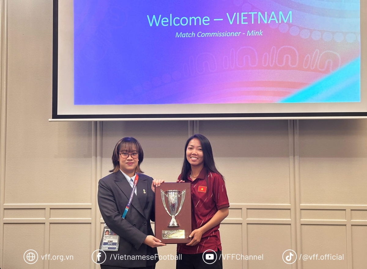 Đại diện toàn đội, đội trưởng Huỳnh Như nhận kỷ niệm chương của giải đấu (Ảnh VFF)